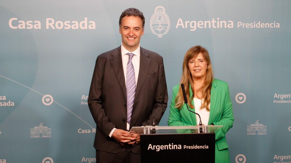 Manuel Adorni junto a Gabriela Cerruti.