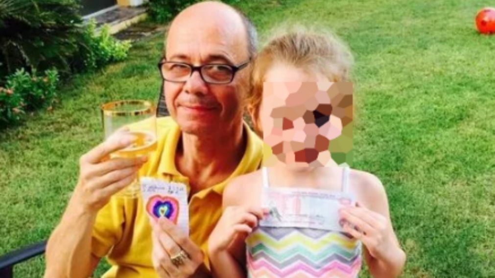 El abuelo de 61 años, en una foto junto a su nieta.
