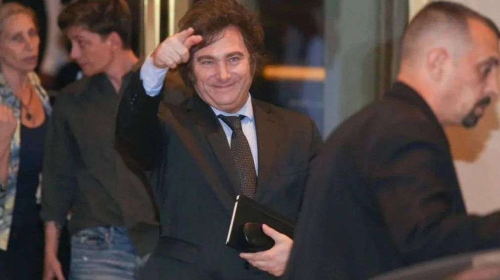 Javier Milei encabezaba una reunión con su equipo económico y representantes de Sergio Massa.