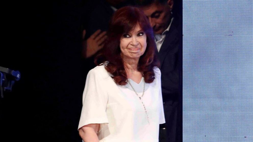 La vicepresidenta se mostró emocionada ante el regalo de la familia del soldado caído en la guerra de Malvinas.