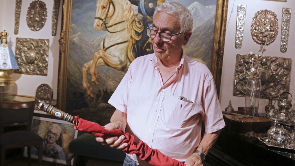 Juan Carlos Pallarols visitó la Casa Rosada y entregó el bastón presidencial que usará Javier Milei.