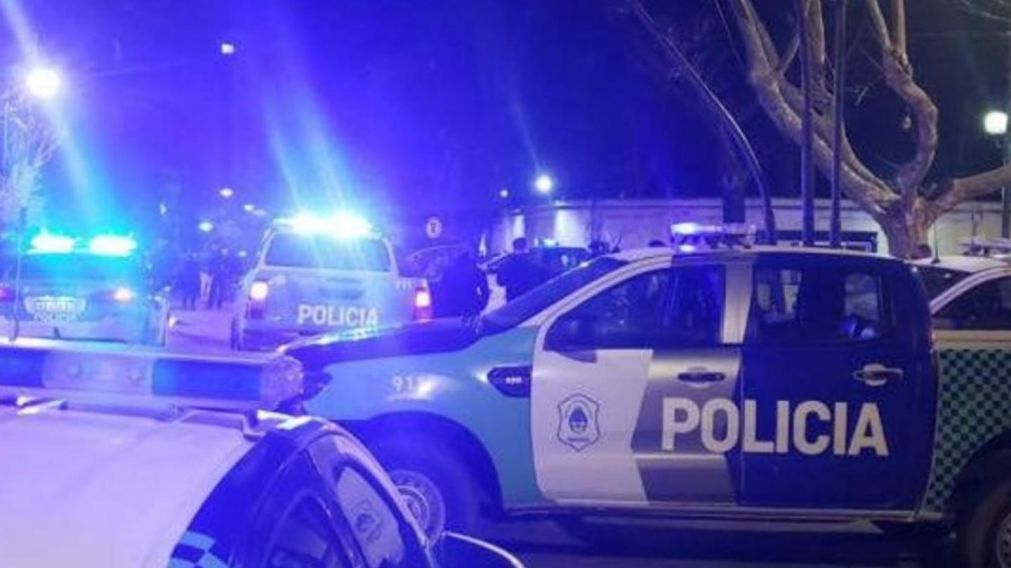 Varios efectivos policiales llegaron hasta el lugar del tiroteo.