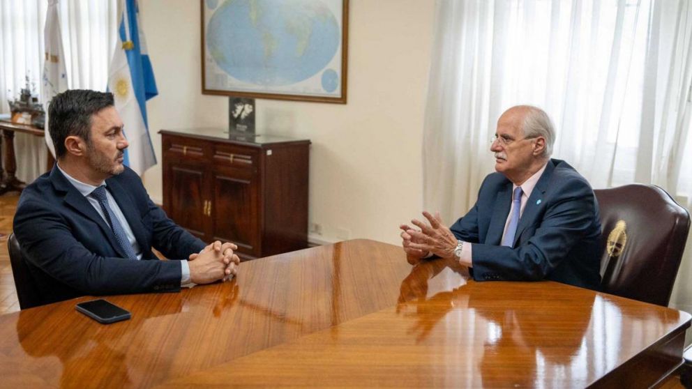 El actual ministro de Defensa, Jorge Taiana, recibi� al futuro titular de la cartera castrense, Luis Petri.