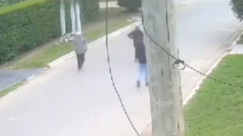 Un policía bonaerense mató a un ladrón que quiso robarle con un arma de utilería (Imagen captura vídeo).