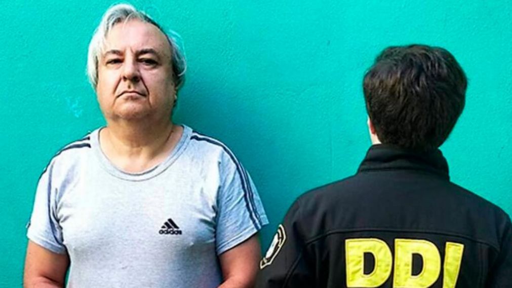 El hombre es un técnico en electrónica y canillita.