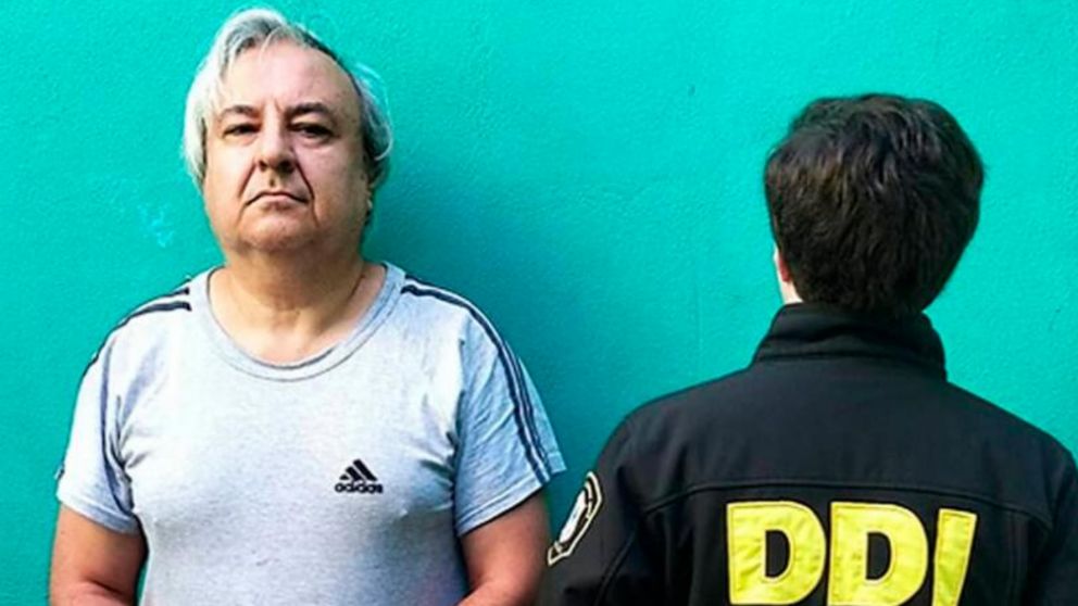 El hombre es un técnico en electrónica y canillita.