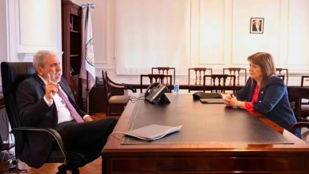 Los ministros de Seguridad saliente y entrante, en el encuentro de este lunes.