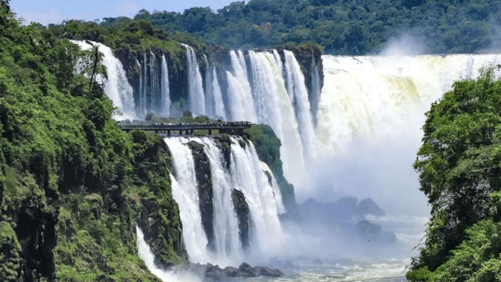 Restrigieron el acceso a las Cataratas del Iguazú por fuerte crecida del río tras el temporal.