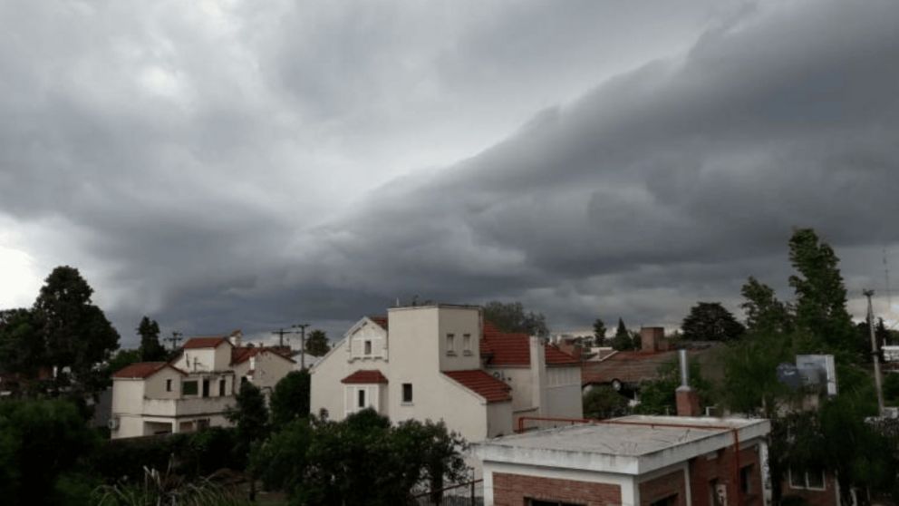 Entrá la ropa: se vienen las lluvias y tormentas en Buenos Aires, ¿cuándo “se cae el cielo”?
