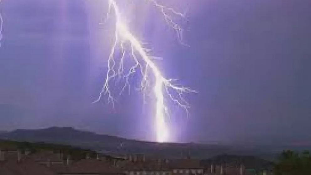 Un rayo cayó en medio de una fiesta de 15 y murió un hombre (Imagen ilustrativa).