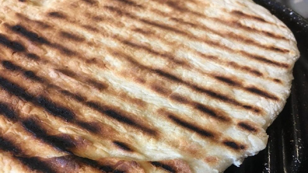 Ideal para el mate: tortilla santiagueña a la parrilla con 1 ingrediente clave.