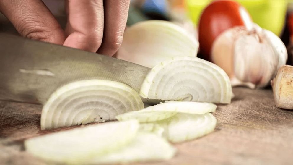 Descubrí el truco infalible para eliminar rápido y fácilmente el olor a cebolla en tus manos tras pelarlas o cortarlas.