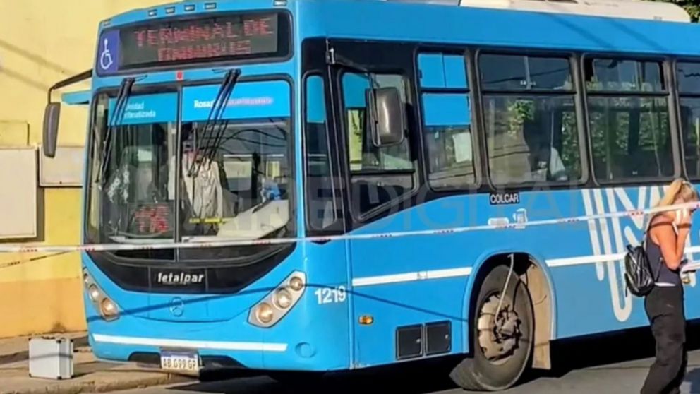 El frente del colectivo recibió múltiples disparos.