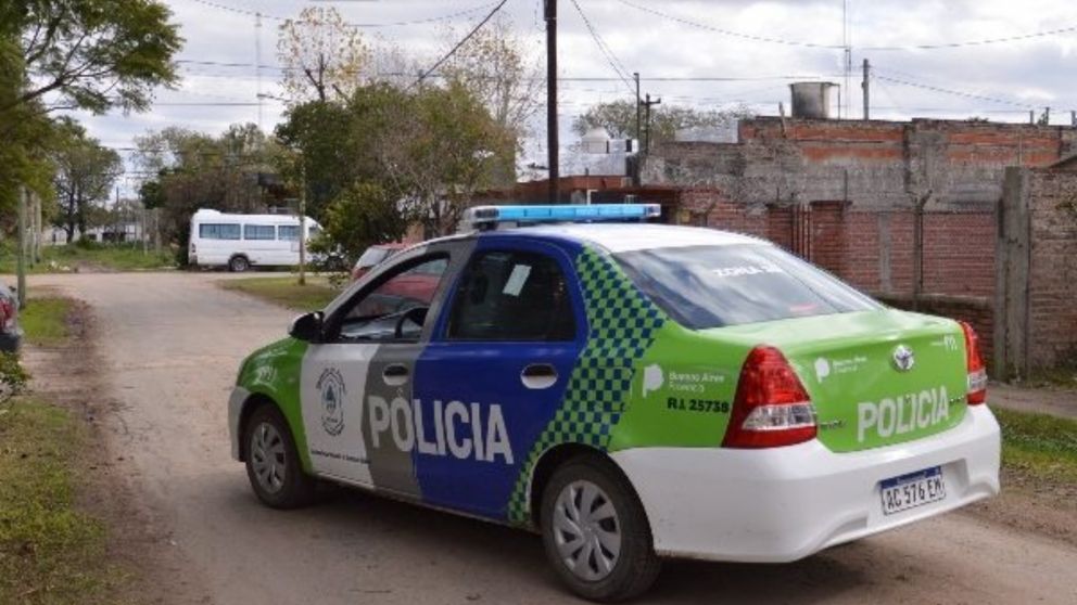 En confuso episodio, motoqueros hirieron de bala a un joven en una esquina y escaparon.