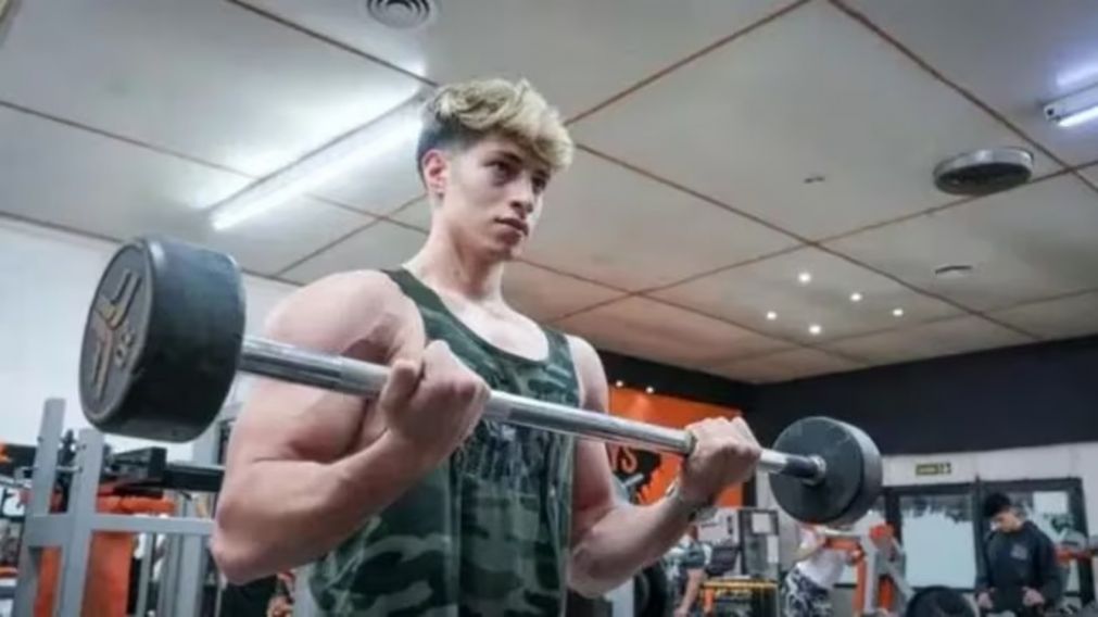 Joven de 21 años se encuentra en grave estado luego de que una barra de 100 kg le cayera encima (Imagen ElDoce).