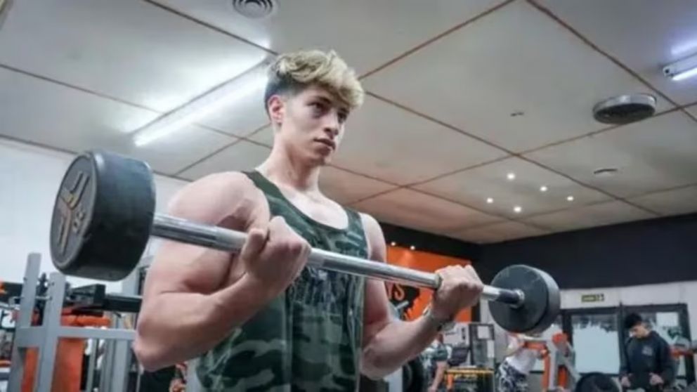 Joven de 21 años se encuentra en grave estado luego de que una barra de 100 kg le cayera encima (Imagen ElDoce).