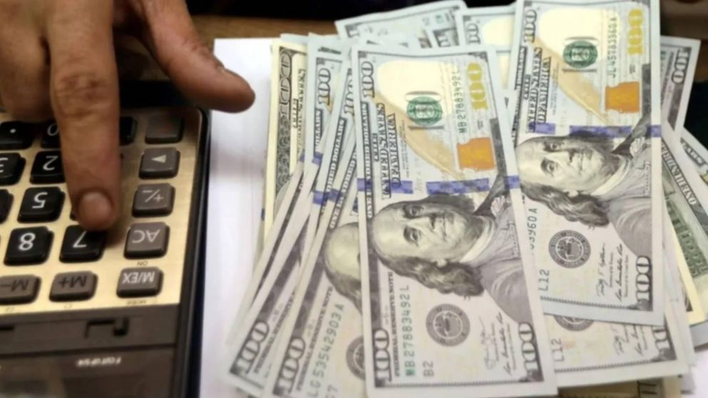 Dólar hoy: ¿A cuánto cotizan el oficial y el "blue"?