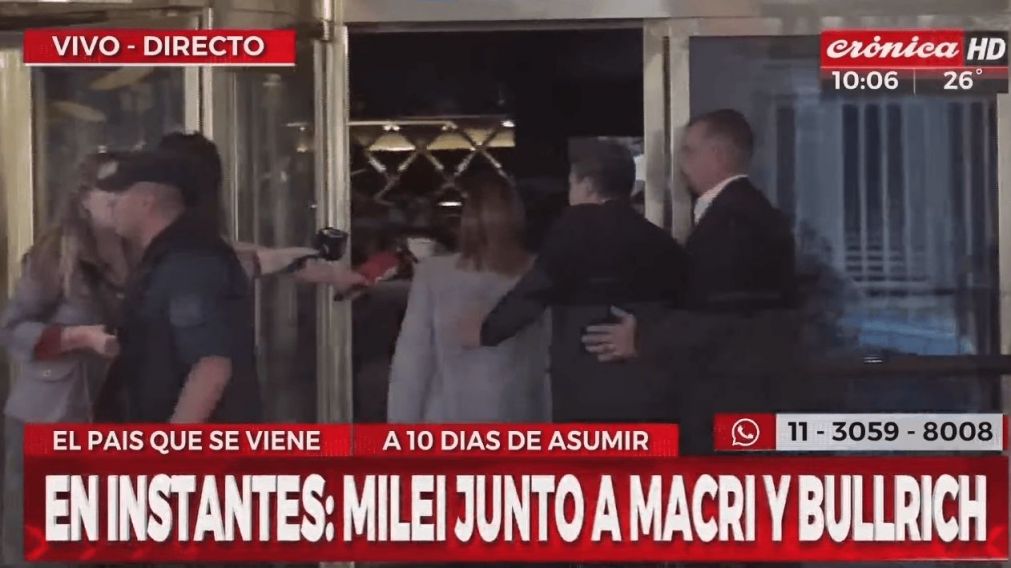 Patricia Bullrich llegó al Hotel Libertador para reunirse con Javier Milei (Crónica HD).
