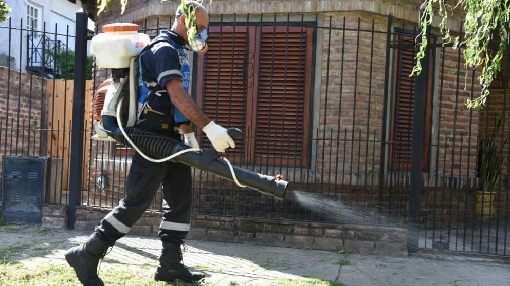 La fumigación es uno de los métodos para prevenir la llegada del mosquito (Imagen ilustrativa).