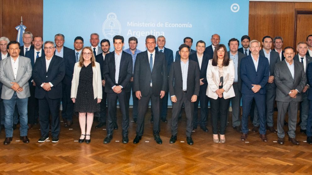 Sergio Massa se reunió con los gobernadores actuales y electos para garantizar aguinaldos.