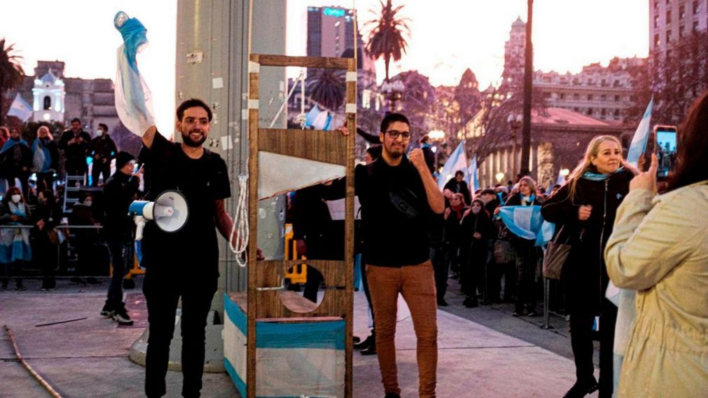 Una de las polémicas apariciones públicas de Revolución Federal.