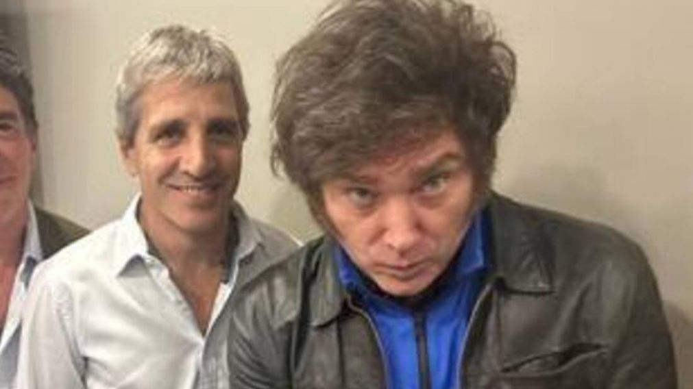 Javier Milei, con su futuro ministro de Economía, Nicolás Caputo.