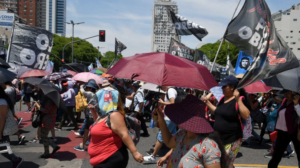Una importante columna de manifestantes coparon las calles porteñas. (Télam)