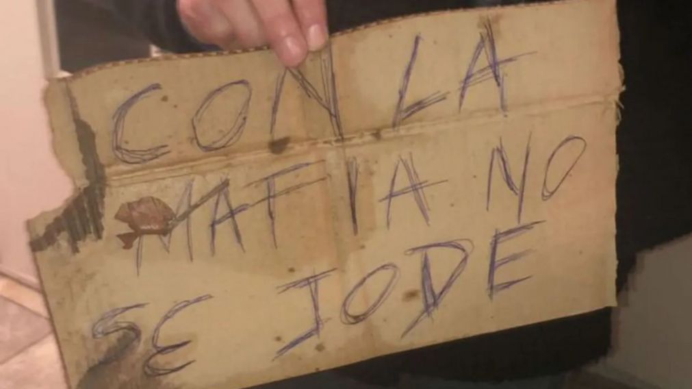 Uno de los mensajes de "La Mafia" encontrado en un crimen.
