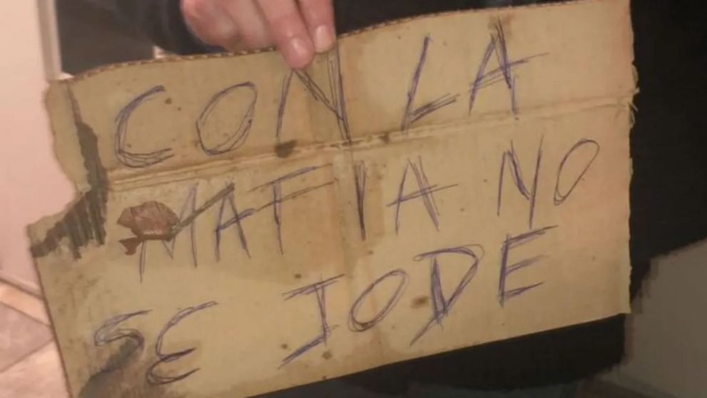 Uno de los mensajes de "La Mafia" encontrado en un crimen.