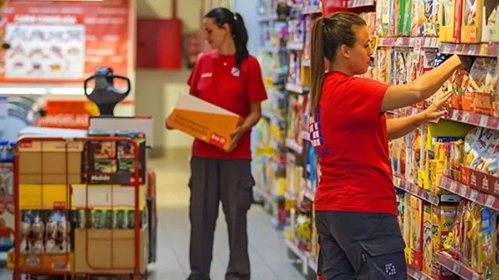 Una importante cadena de supermercados ofrece varios puestos de trabajo para personas con secundario completo y poca experiencia. Todos los detalles y los requisitos.