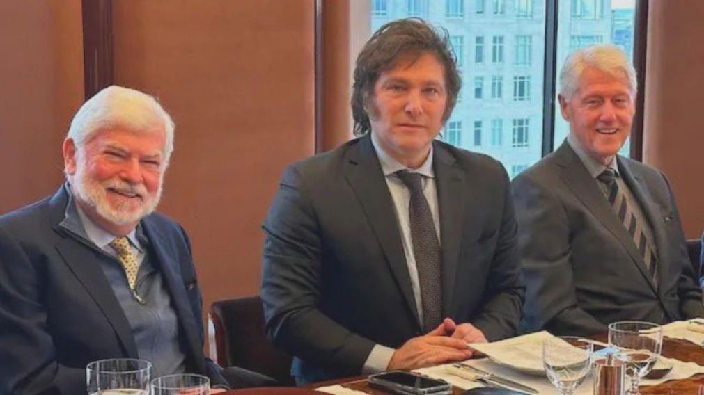 La foto entre Javier Milei y Bill Clinton durante su gira por Estados Unidos