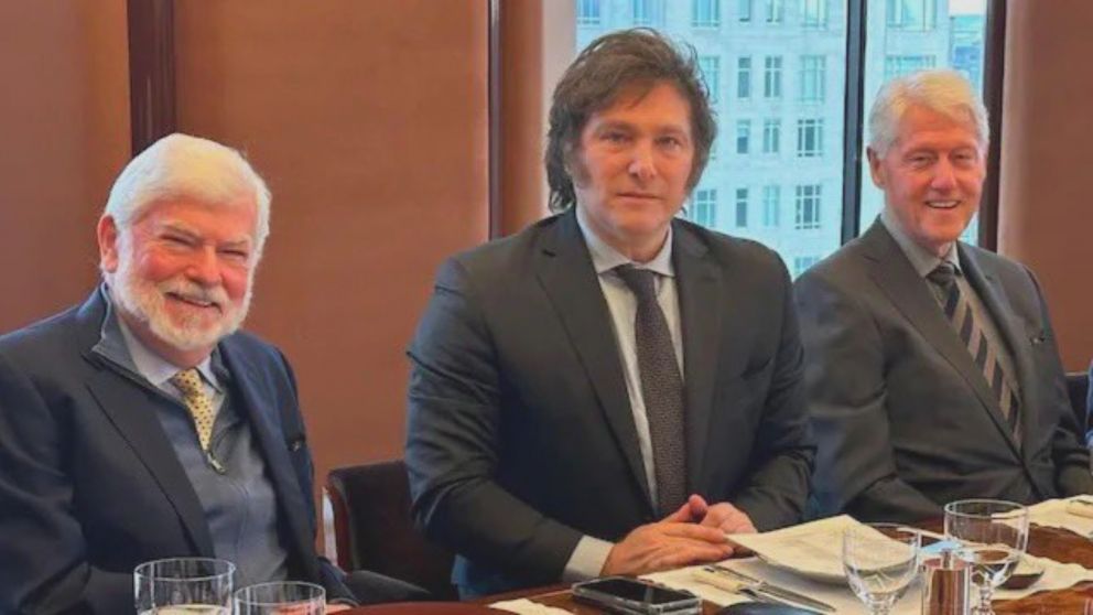 La foto entre Javier Milei y Bill Clinton durante su gira por Estados Unidos