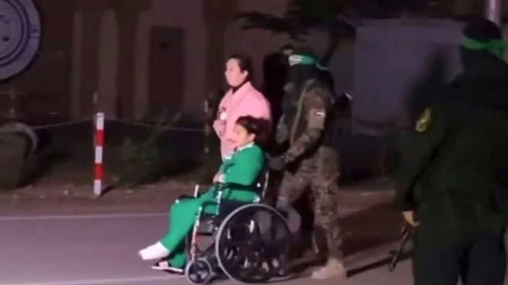 Esta es Yuval Engel, de 11 años, en silla de ruedas.