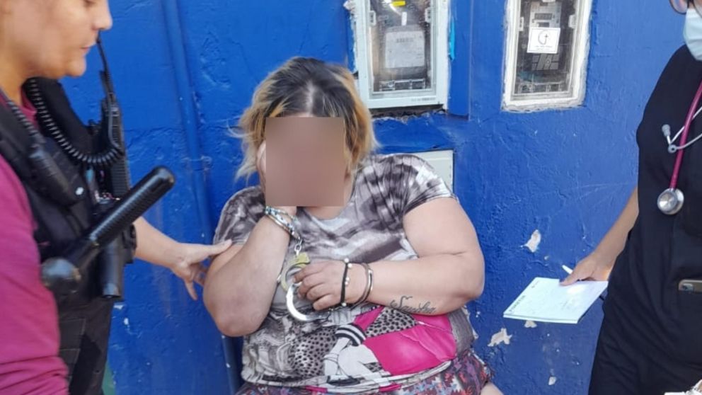 La mujer fue reducida con la pistola Taser y detenida.