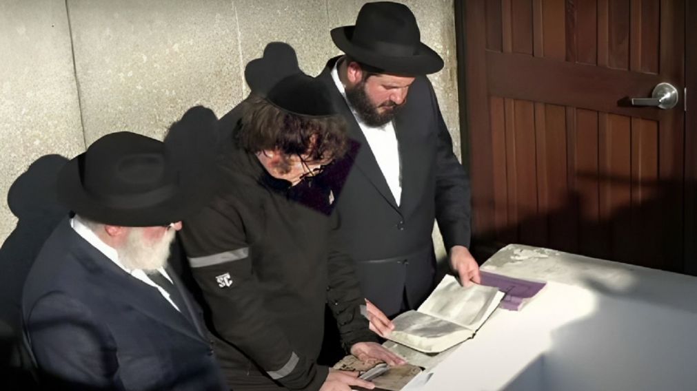 El presidente electo visitó la tumba del "Rebe de Lubavitch", un líder judío para agradecer y pedir nuevos deseos.