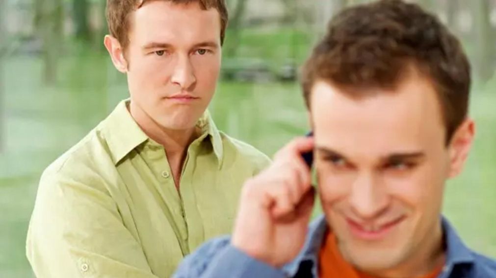 La envidia es una emoción de tristeza o enojo que experimentan las personas cuando desean intensamente poseer lo que otro individuo tiene,