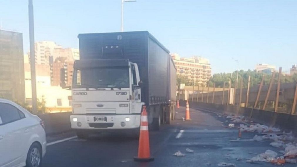 La lona que contenía las bebidas no aguantó una curva y todo el contenido quedó volcado en el asfalto.