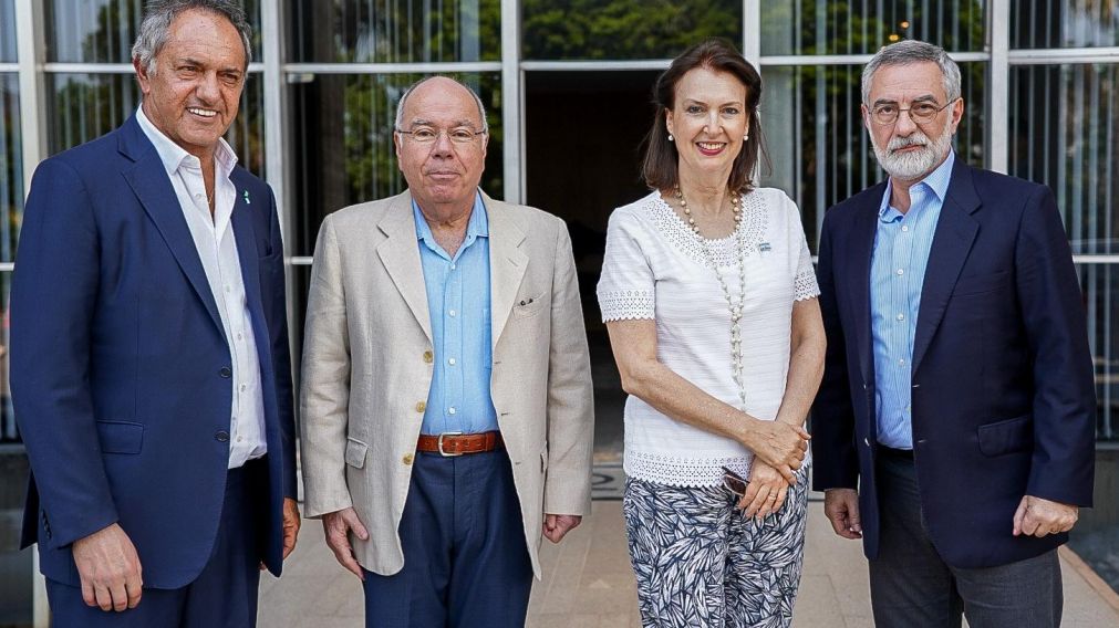 La futura canciller Diana Mondino junto al canciller brasileño Mauro Vieira y el embajador Daniel Scioli (Twitter).
