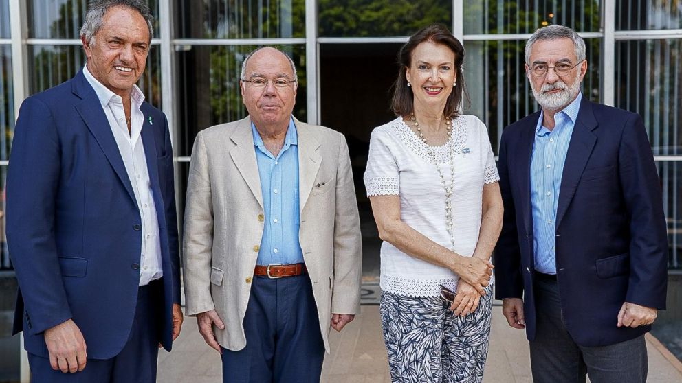 La futura canciller Diana Mondino junto al canciller brasileño Mauro Vieira y el embajador Daniel Scioli (Twitter).