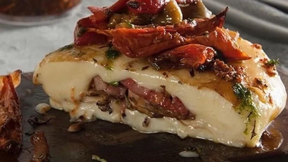 Provoleta rellena a la parrilla: la receta ideal para elevar el asado al máximo.