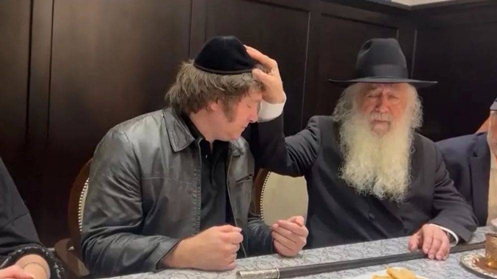 Javier Milei fue bendecido por un rabino antes de asumir la presidencia.