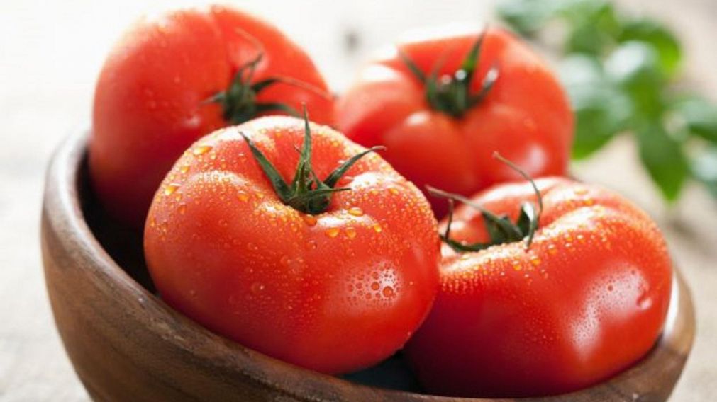 El ingenioso truco para pelar tomates que se volvió en furor en TikTok por su sencillez y rapidez.