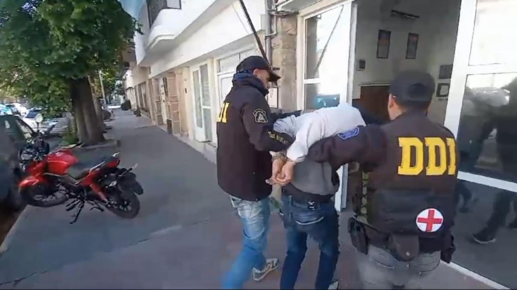 Así fue trasladado el sujeto que era buscado por los funcionarios de la Justicia.