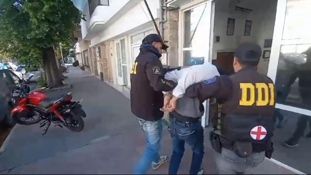 Así fue trasladado el sujeto que era buscado por los funcionarios de la Justicia.