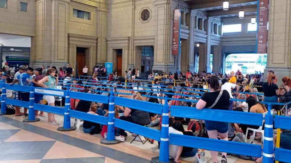 Largas colas para sacar un pasaje de larga distancia en Constituci�n (Twitter).