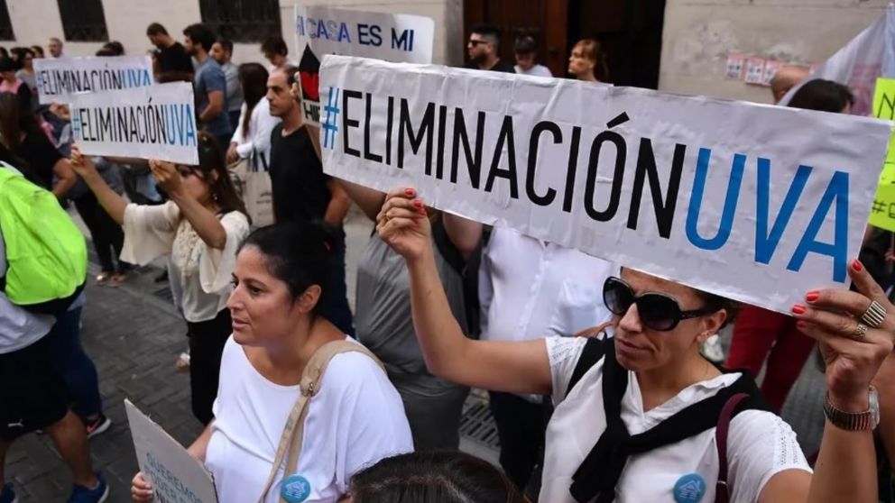 Una de las protestas que los deudores de créditos UVA realizaron frente al Banco Central. (Télam/Archivo).