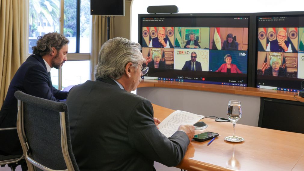 Alberto Fernández junto a Santiago Cafiero en el G20. (Casa Rosada)