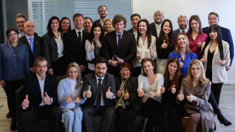 Javier Milei reuni� a su gabinete, agradeci� a los l�deres internacionales, destacando al Papa, e indic� que continuar� en comunicaci�n con ellos.