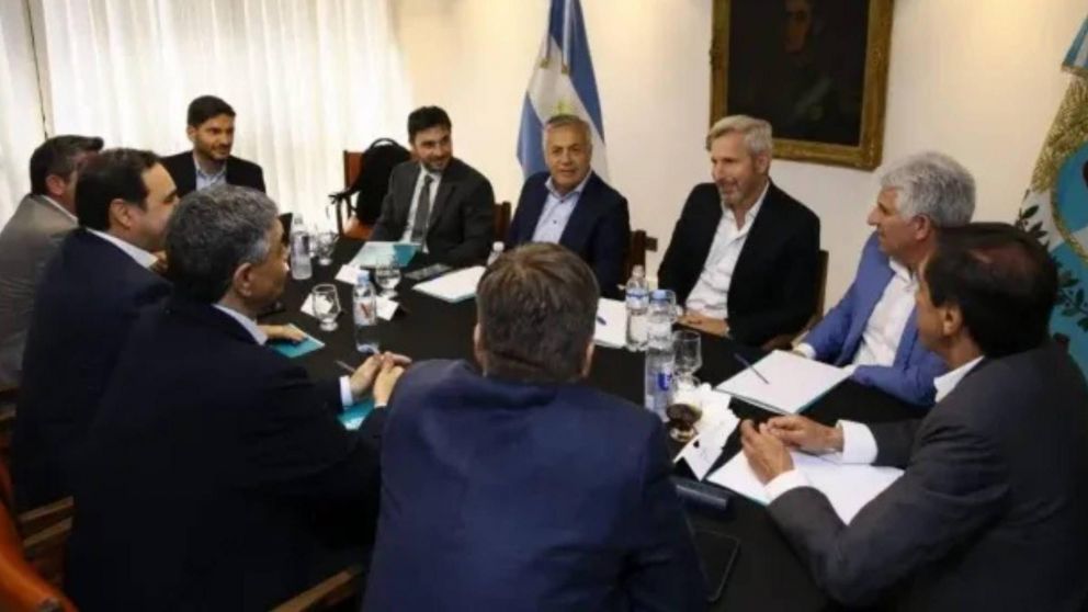 Gobernadores electos de Juntos por el Cambio están reunidos para debatir su posición ante el Gobierno de Milei.