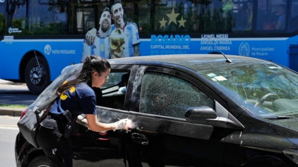 Policía perita el auto donde iban familiares de Antonela Roccuzzo (Gentileza Rosario3).